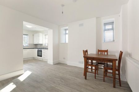 1 bedroom Flat To Let - Photo 2