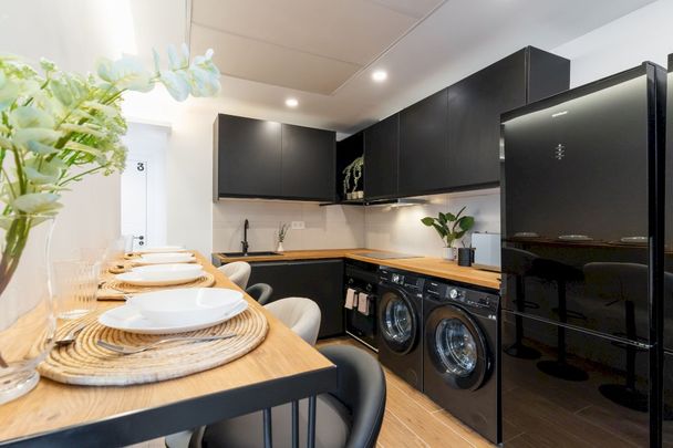 Modern room with private bathroom - Photo 1