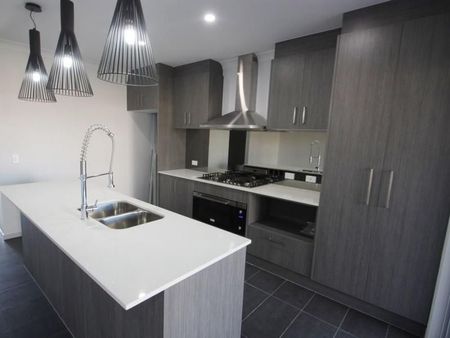 Beautiful Home with large side access! - Photo 4