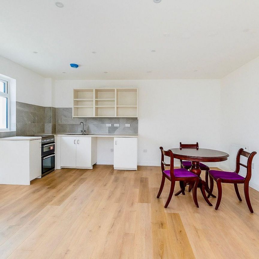 3 bedroom Flat To Let Total Size: 1200 SQ FT - Photo 1