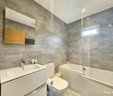5 bedroom detached house to rent - Photo 3