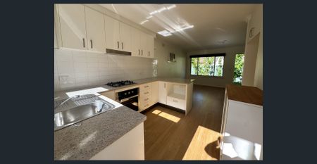 Hi, I’m your inner-city unit ready to move in with a private yard - Photo 3