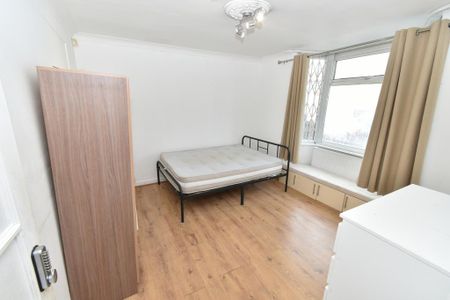 1 bedroom in a flat share to rent - Photo 2