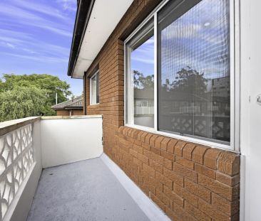 Renovated two-bedroom apartment offering contemporary finishes - Photo 4