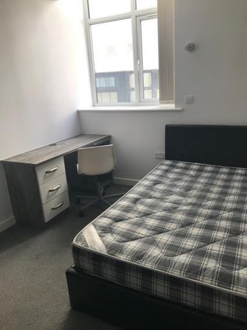 4 bedroom flat to rent - Photo 3