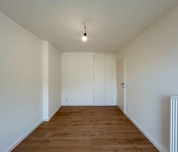 Instapklaar 2-slaapkamer appartement met terras in centrum Roeselare! - Foto 1