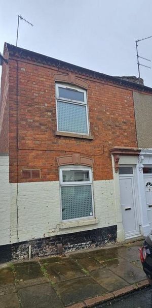 2 bedroom end of terrace house to rent - Photo 1