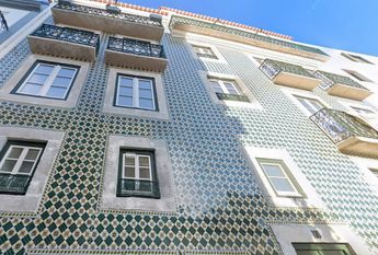 Spacious two-bedroom apartment to rent with outdoor area in Rua do Benformoso, Lisbon