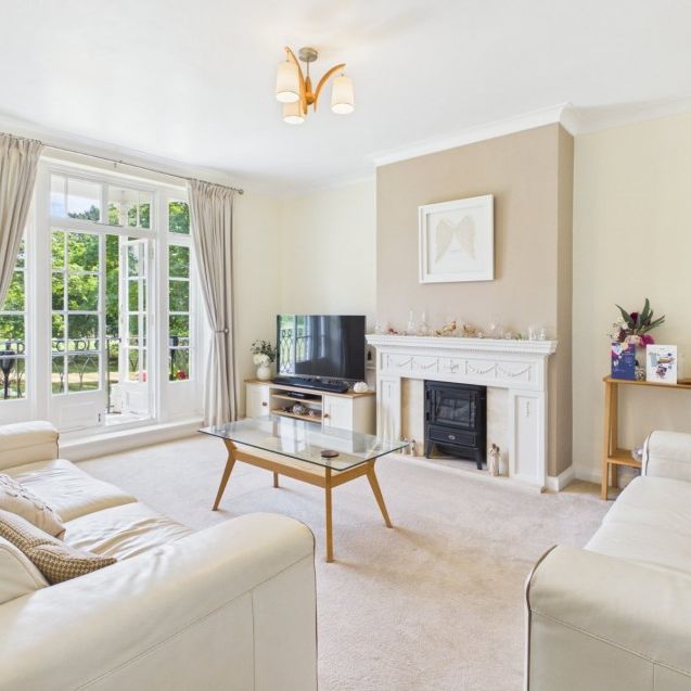 Park Lawn, Farnham Royal,SL2 - Photo 1
