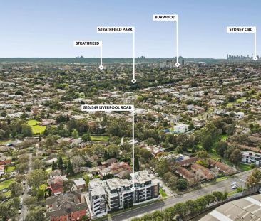 Modern villa-style apartment with lush garden views - Photo 4