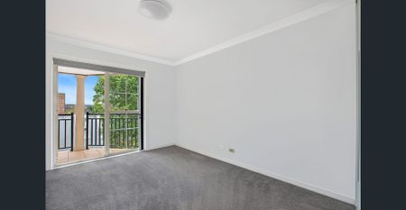 Stylish Townhouse Living in Mosman- Pet friendly - Photo 3