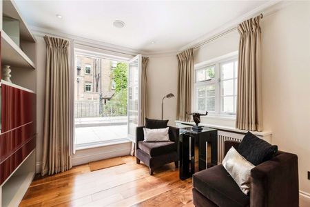 An excellent family house with wood floors throughout. - Photo 2