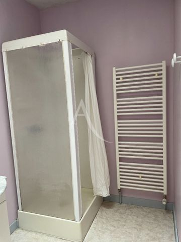 Location Appartement 1 pièce 32m² FONTENAY LE COMTE 85200 - Photo 2