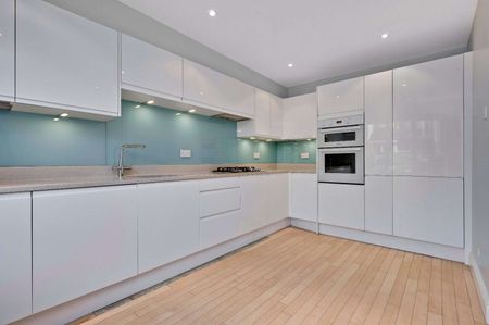 End of terrace home set in a gated development by the river conveniently located for Weybridge town centre. - Photo 5