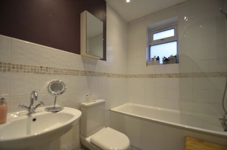 3 bedroom Apartment to rent - Photo 4