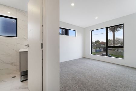 Brand-New 2-Bedroom Townhouse in Onehunga - Photo 3