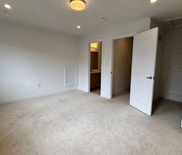 For Lease - 3281 Mariner Pass, Oakville, Ontario - Photo 2