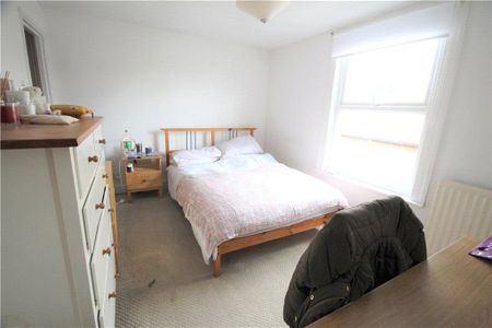 Kings Road, Egham, Surrey, UK, TW20 9BN - Photo 2