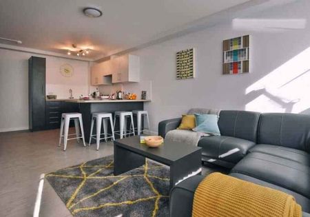 Silver 3 Bed Apartment - Photo 4