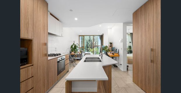 Stunning Unfurnished One Bedroom Unit in Lume Apartments-City & Bridge Views - Photo 1