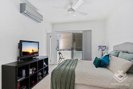 STYLISH TERRACE HOME IN ROBINA CLOSE TO EVERYTHING! - Photo 3