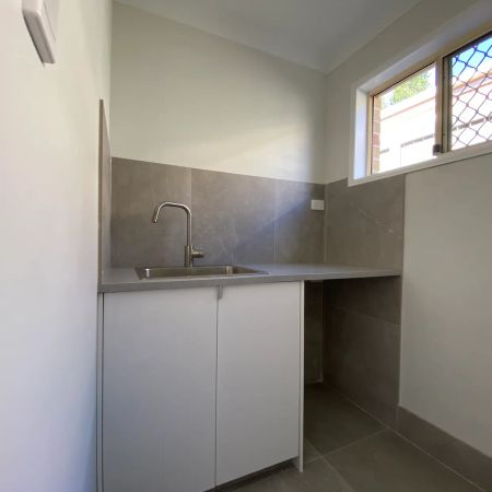 MODERN THREE BEDROOM HOME - GREAT LOCATION - Photo 4