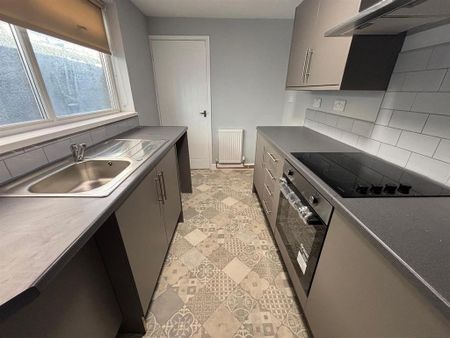 2 bedroom end of terrace house to rent - Photo 3