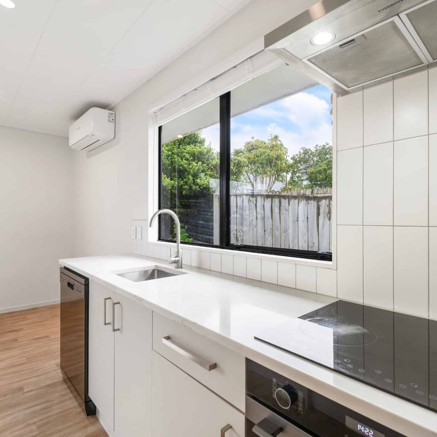 Charming Family Home in a Convenient New Lynn Location - Photo 1