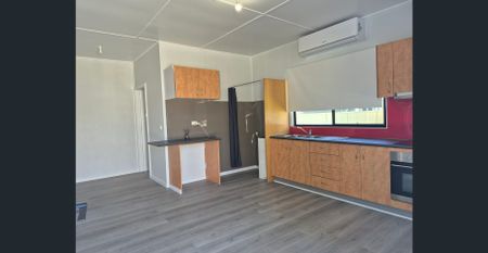 Fully Renovated 1-Bedroom Flat – Just 200m from the Beach! - Photo 2