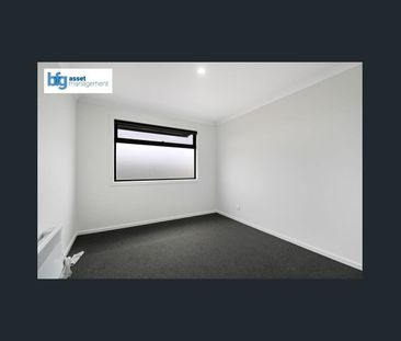 Spacious 4 Bedroom Townhouse in a Family-Friendly Location! - Photo 1