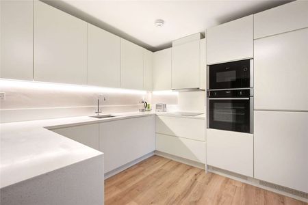 This spacious flat is situated on the 4th floor of a period building, with ample storage throughout located close to all the local amenities. - Photo 5
