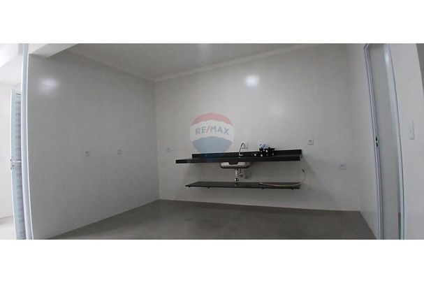 CASA COM 3 PAVIMENTOS EM EXCELENTE LOCALIZAÇÃO – PRÓXIMA AO SUPERMERCADO SÃO VICENTE - Foto 1