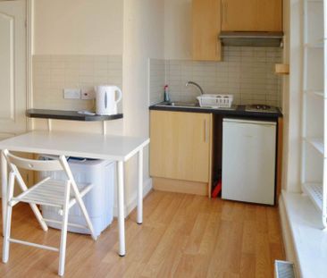 Price £900 pcm - Available 14/05/2026 - Furnished - Photo 3