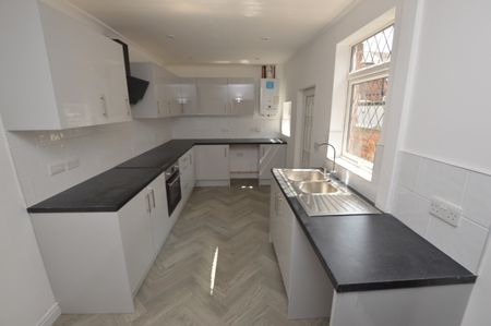3 Bedroom Terraced House - Photo 4