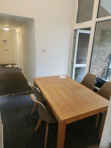1 bedroom in a flat share to rent - Photo 3