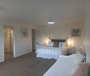 "Ready to move in - fully furnished unit" - Photo 3