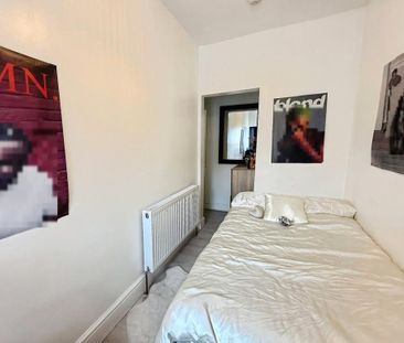 4 bedroom end of terrace house to rent - Photo 6