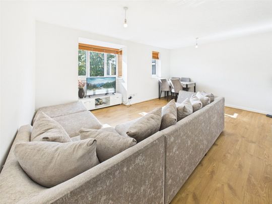 Varsity Drive, Twickenham, Middlesex, TW1 - Photo 1