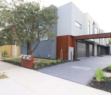 Luxurious Townhouse Living! - Photo 5