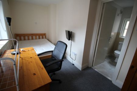 8 Bed Student Accommodation - Photo 3