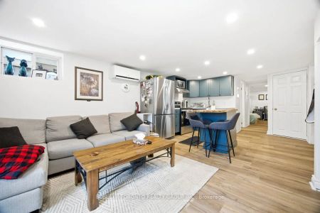 826 Carlaw Avenue #Lower - Photo 5