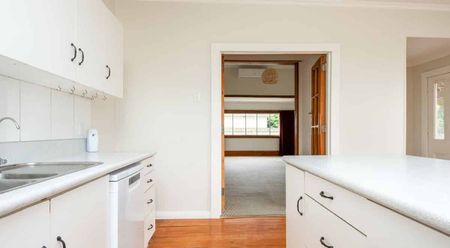 Sunny Seddon Living, 3 Bedrooms and Sleepout - Photo 2