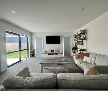 Modern two-bedroom home - Photo 1