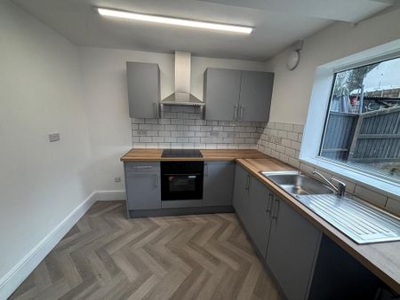 3 bedroom semi-detached house to rent - Photo 5