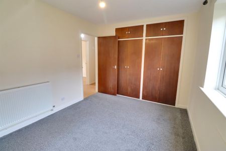 The Yews, Horndean, Waterlooville - Photo 2