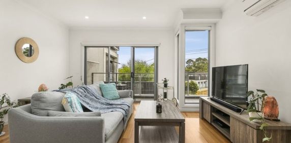 Stylish Living in a Convenient Pascoe Vale Location! - Photo 2