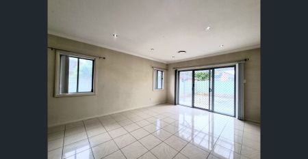 Spacious 3 Bedroom Villa -At Convenient Location! - Photo 4