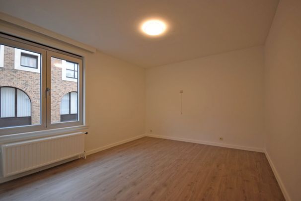 INSTAPKLAAR EEN-SLAAPKAMER APPARTEMENT IN CENTRUM ROESELARE - Photo 1