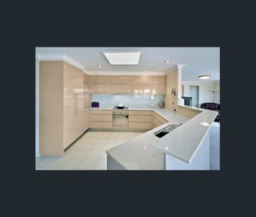 PRESENTING THE PERFECT FAMILY HOME! - Photo 6