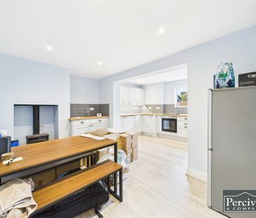 3 bedroom semi-detached house to rent - Photo 6